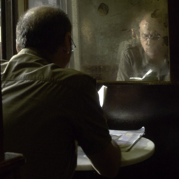 Homme en train de lire