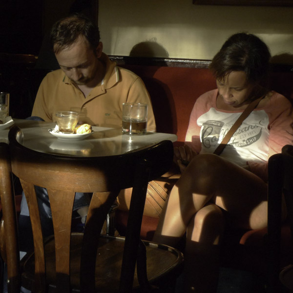 Couple dans un café