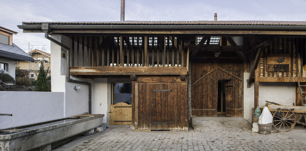Vue extérieure de la ferme côté grange
