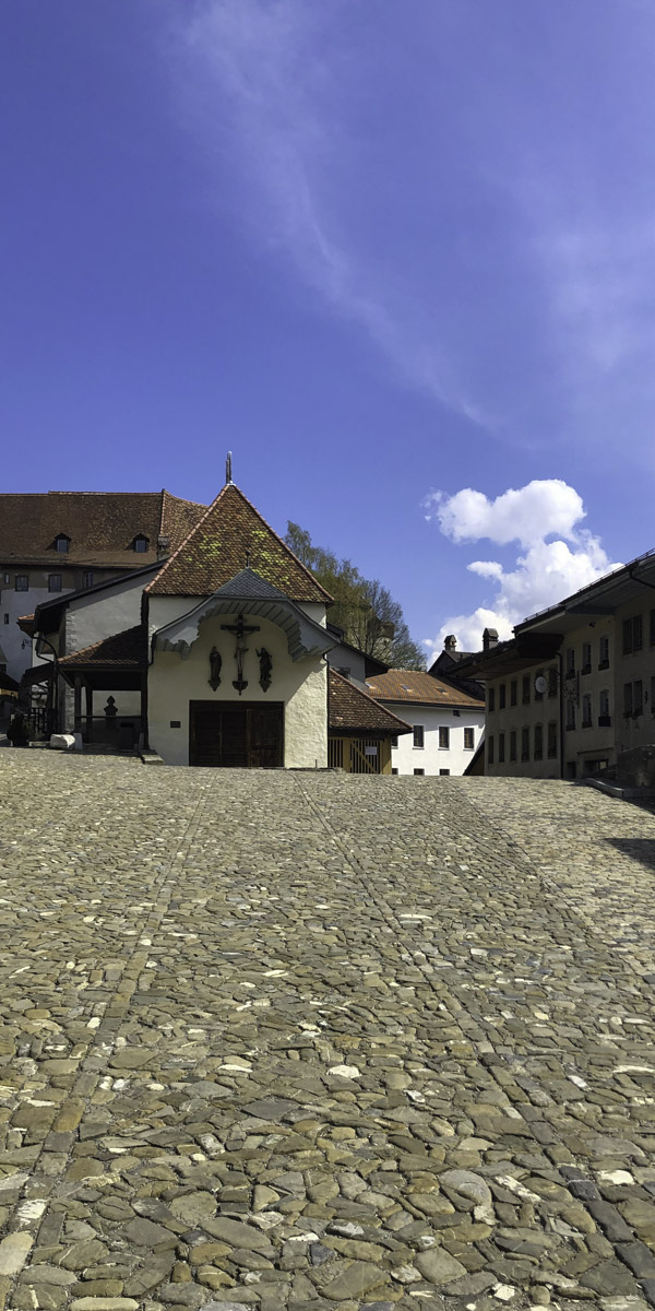 Ville de Gruyères place devant la chapelle