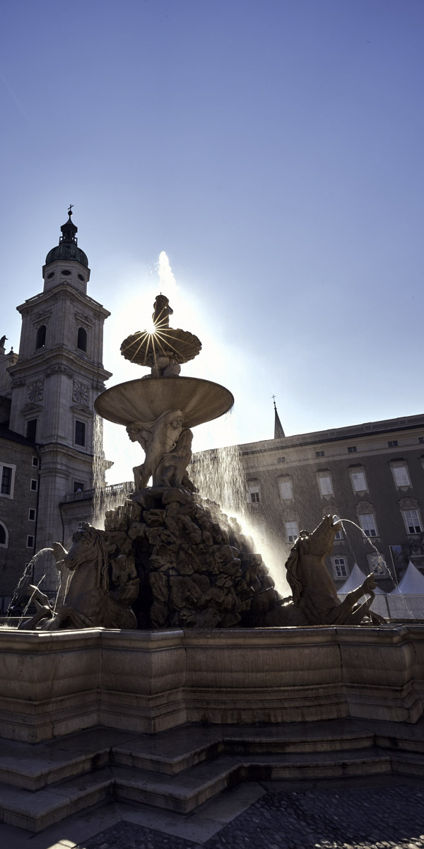 Fontaine sur la Residenzplatz à Salzburg